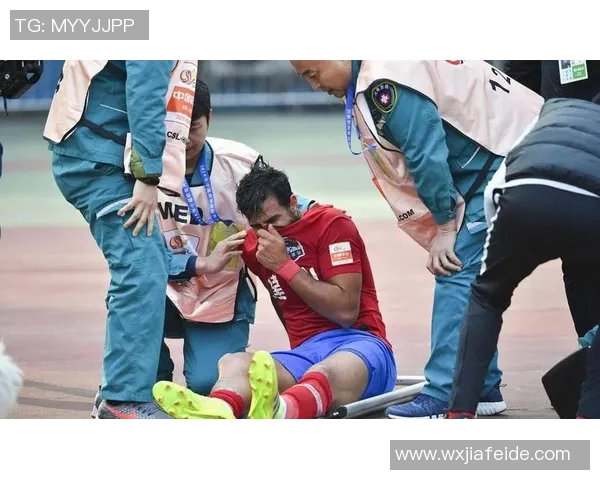 足球明星因失利被球迷辱骂泪洒赛场感人瞬间引发广泛关注