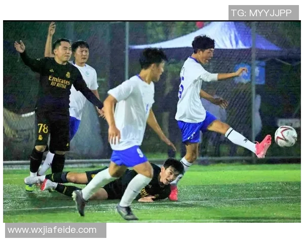 足球明星挑战七人制比赛展现非凡技艺与团队合作精神